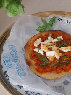 Una foto de Torta Rosales con sobrasada y queso