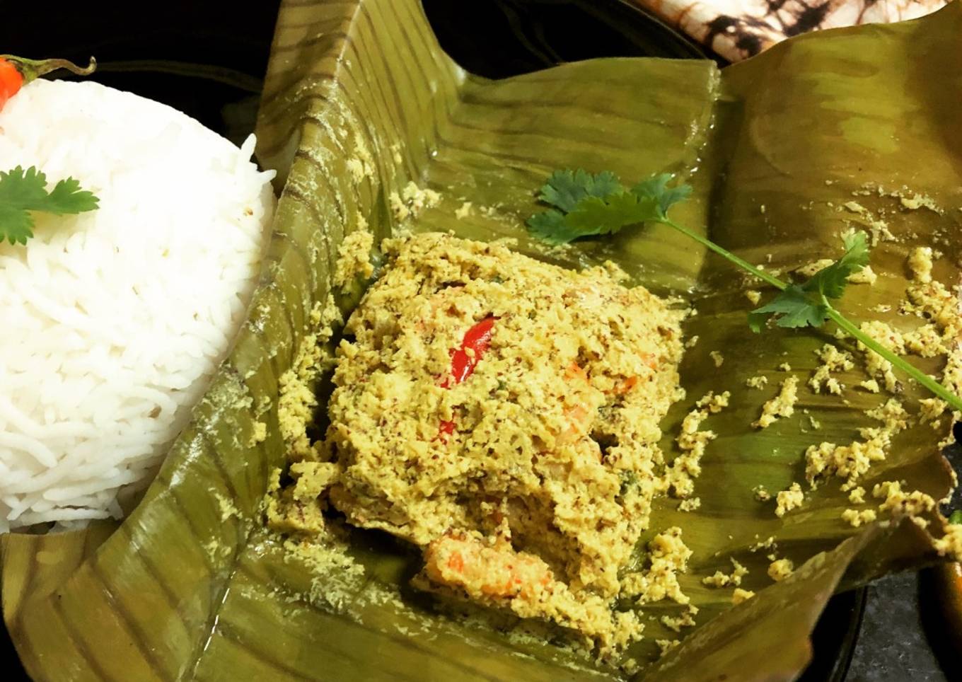 Chingri Macher Paturi (Prawns Steam Cooked in Banana Leaf)