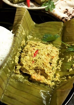 A picture of Chingri Macher Paturi (Prawns Steam Cooked in Banana Leaf).