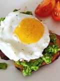 Tostadas de camote con palta y huevo