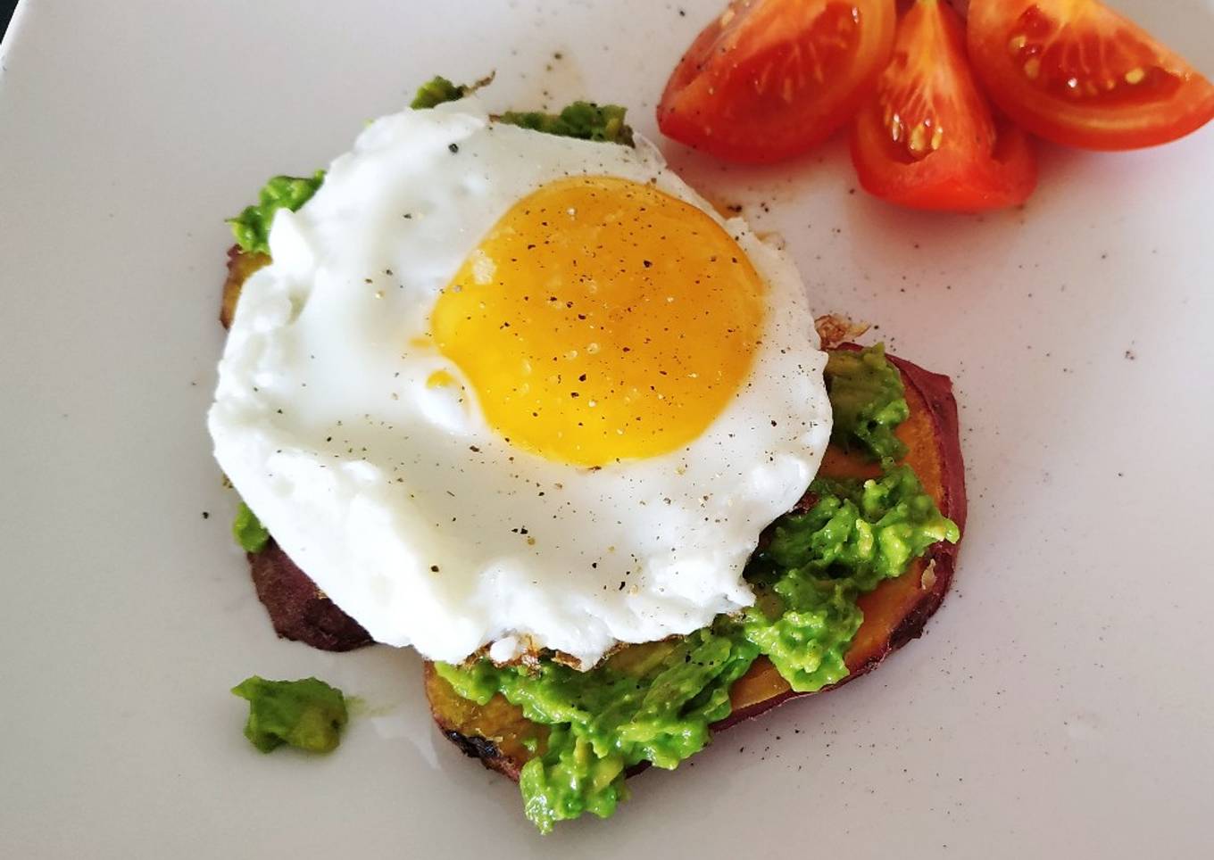 Tostadas de camote con palta y huevo