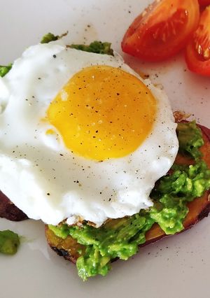 Una foto de Tostadas de camote con palta y huevo