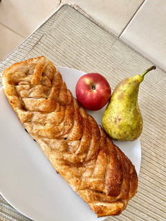 Una foto de Strudel de manzana y pera