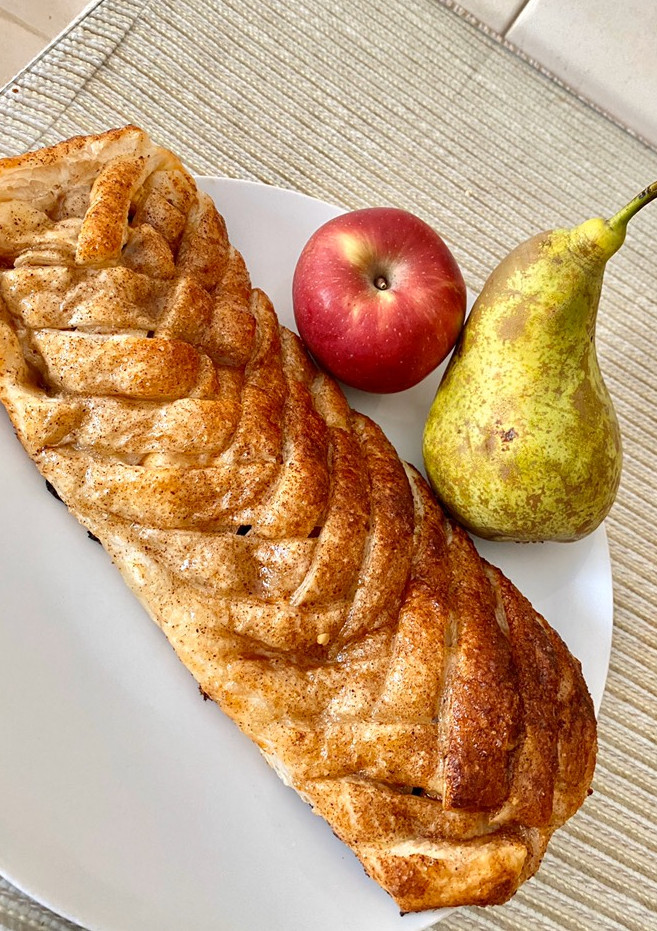 Una foto de Strudel de manzana y pera