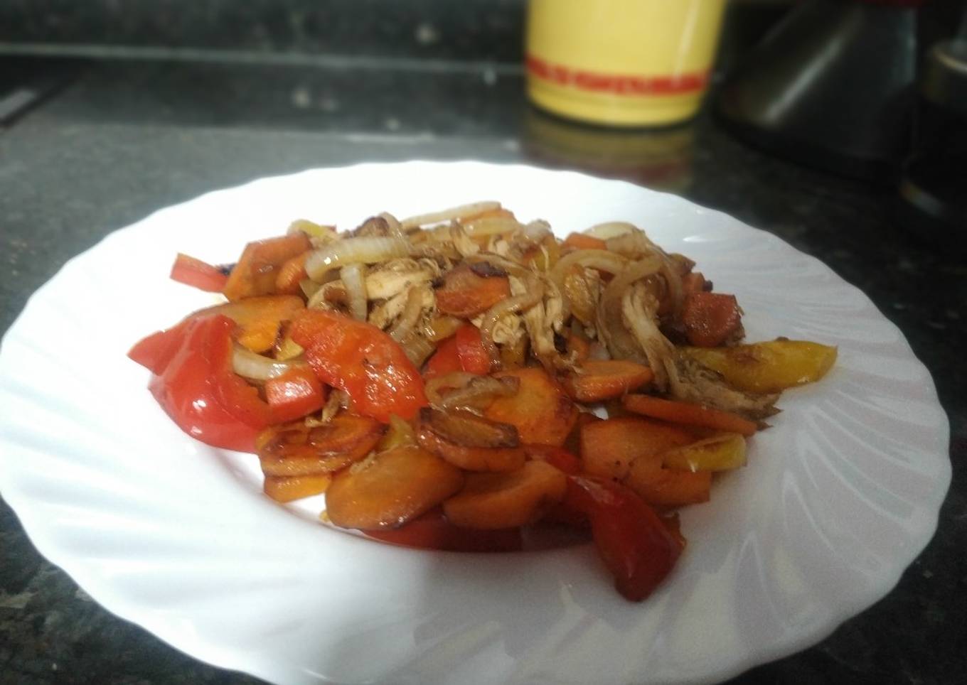 Verduras a la plancha con pollo asado y salsa de soja