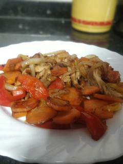 Una foto de Verduras a la plancha con pollo asado y salsa de soja