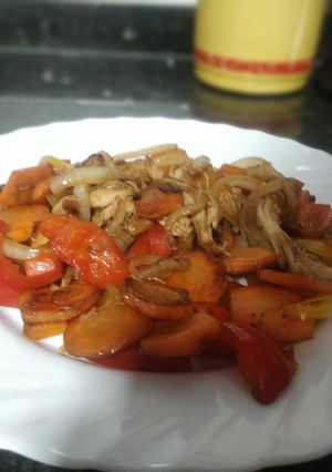 Una foto de Verduras a la plancha con pollo asado y salsa de soja