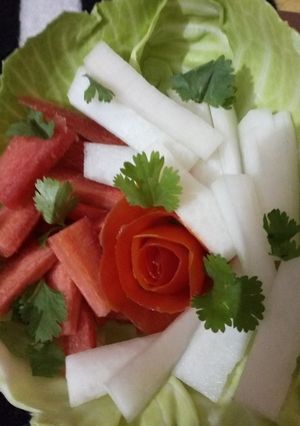A picture of Fresh green salad.