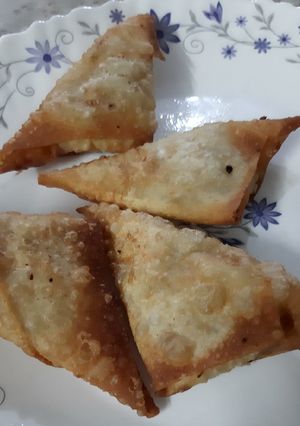 A picture of Aloo samosa.