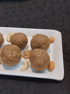 उरलेल्या पोळ्यांचे लाडू (Left Over Polyache Ladoo Recipe In Marathi) रेसिपी चे मुख्य फोटो