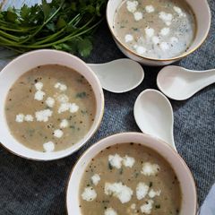 A picture of Creamy mushroom soup.