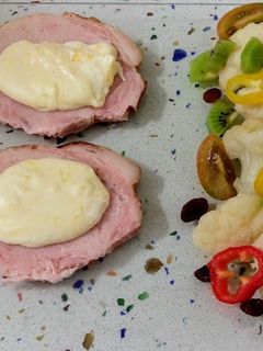 Una foto de Chuletas de Sajonia con queso rallado y ensalada de coliflor al vapor