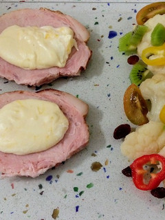Una foto de Chuletas de Sajonia con queso rallado y ensalada de coliflor al vapor