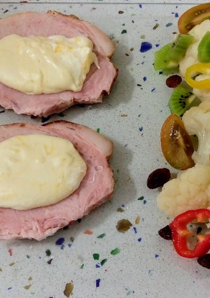 Una foto de Chuletas de Sajonia con queso rallado y ensalada de coliflor al vapor