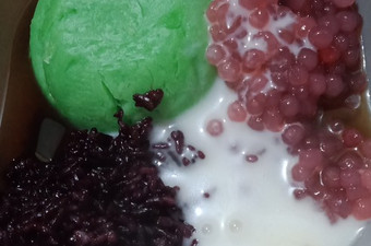 Bagaimana Menyiapkan Bubur sumsum warna warni Bahan Sederhana