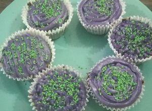 Una foto de Cupcakes de colores monstruosos de vainilla