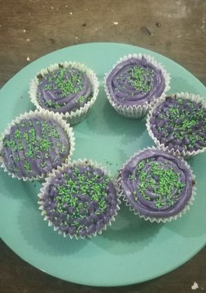 Una foto de Cupcakes de colores monstruosos de vainilla