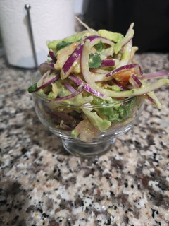 Una foto de Ceviche de salmón y camarón al natural