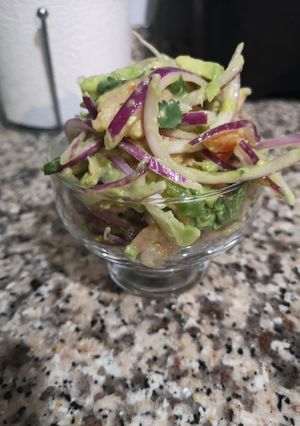 Una foto de Ceviche de salmón y camarón al natural