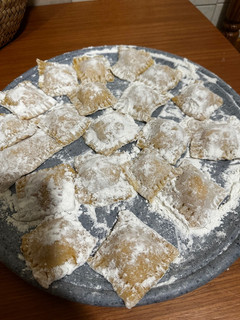 Una foto de Raviolis rellenos de queso de cabra y miel