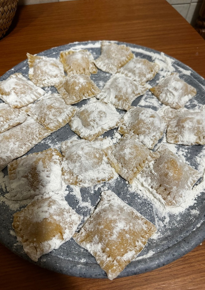 Una foto de Raviolis rellenos de queso de cabra y miel