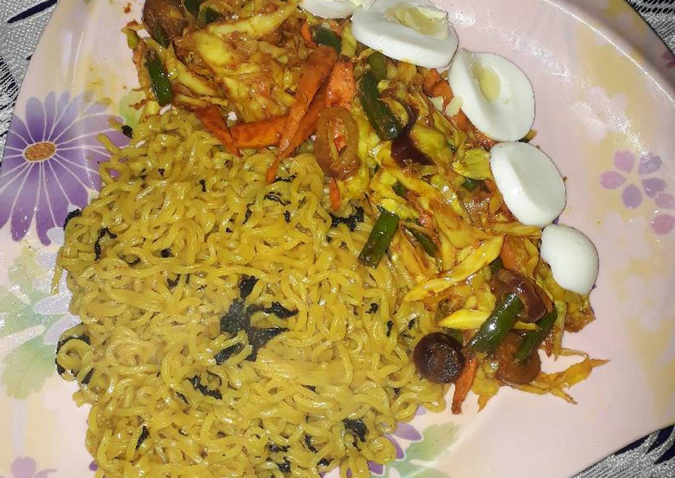 Noddles, stir fried vegetables and boiled egg