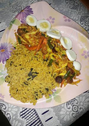 A picture of Noddles, stir fried vegetables and boiled egg.