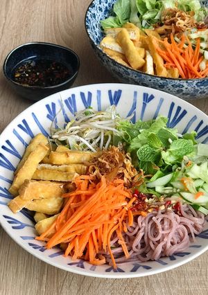 Hình của món Bún gạo lứt trộn chay.