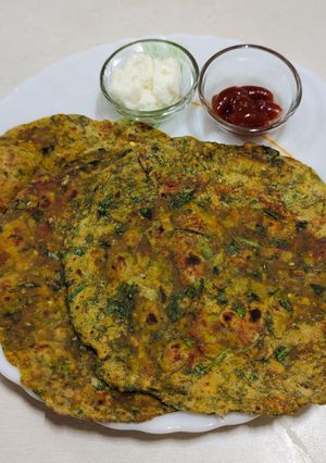 मेथी पराठे (methi paratha recipe in marathi) रेसिपी चे मुख्य फोटो 