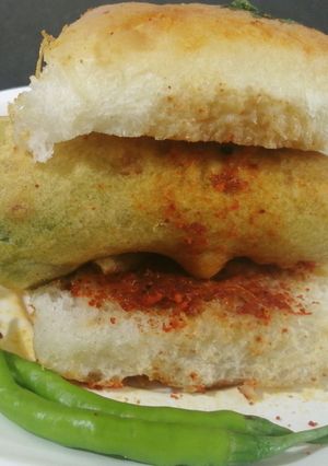મરચાં પાઉં(marcha pav recipe in Gujarati) રેસીપી મુખ્ય ફોટો