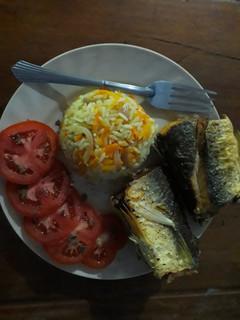 Una foto de Tilapia salteada con arroz naranja....🇸🇻