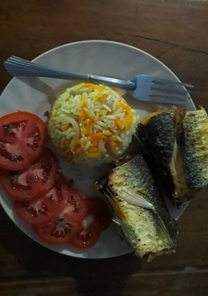 Una foto de Tilapia salteada con arroz naranja....🇸🇻