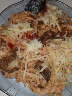 Una foto de Fideos al huevo con pimentón ahumado y salsa de tomate con osobuco desgrasado