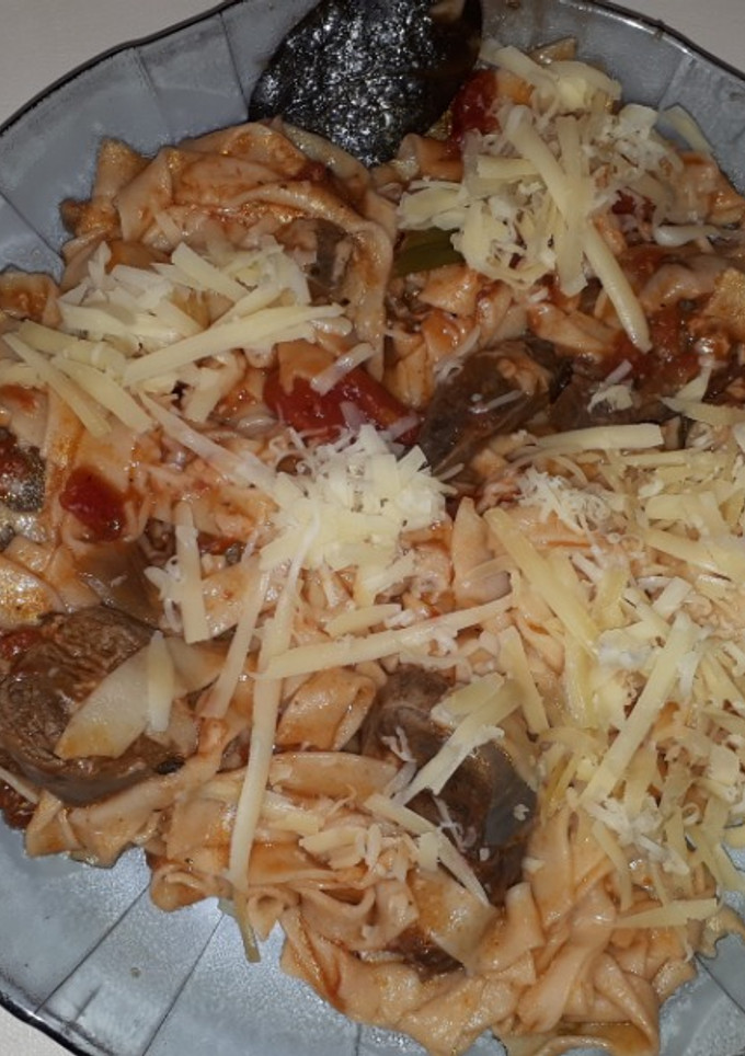 Una foto de Fideos al huevo con pimentón ahumado y salsa de tomate con osobuco desgrasado