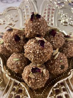 क्विनोआ ड्राईफ़्रूट लड्डू (Quinoa Dry Fruit Ladoo recipe in Hindi) रेसिपी मुख्य फोटो