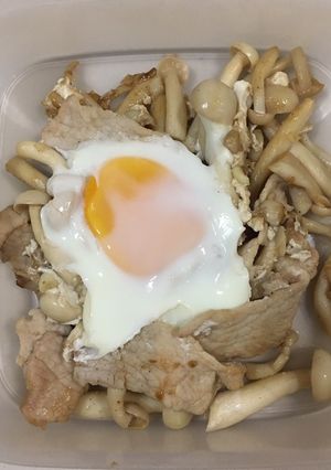 รูปของ “ผัดเห็ดน้ำมันหอยไข่คลุม”