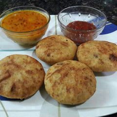 A picture of Sooji kachodi.