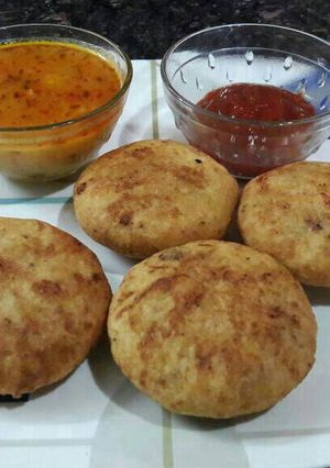 A picture of Sooji kachodi.