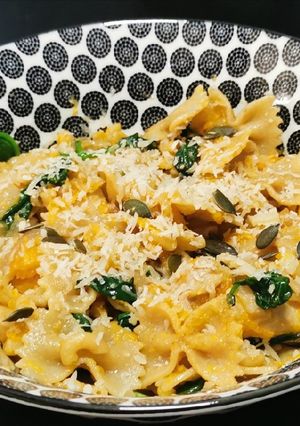 Une photo de Farfalle au potiron et graines de courge