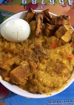 Hình của món Lunch healthy: cháo trứng bí đỏ Yến mạch phô mai.