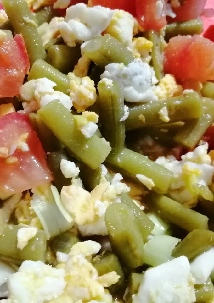 Una foto de Ensalada templada de judías verdes y ajos frescos