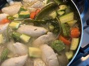 Una foto de caldo de pollo