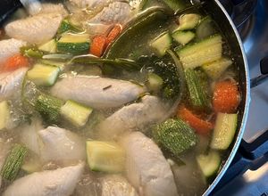 Una foto de Caldo de pollo con verduras