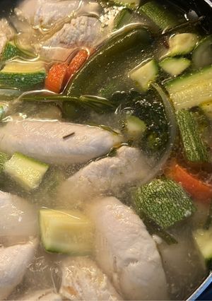 Una foto de Caldo de pollo con verduras