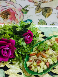 A picture of Kitchen garden salad.