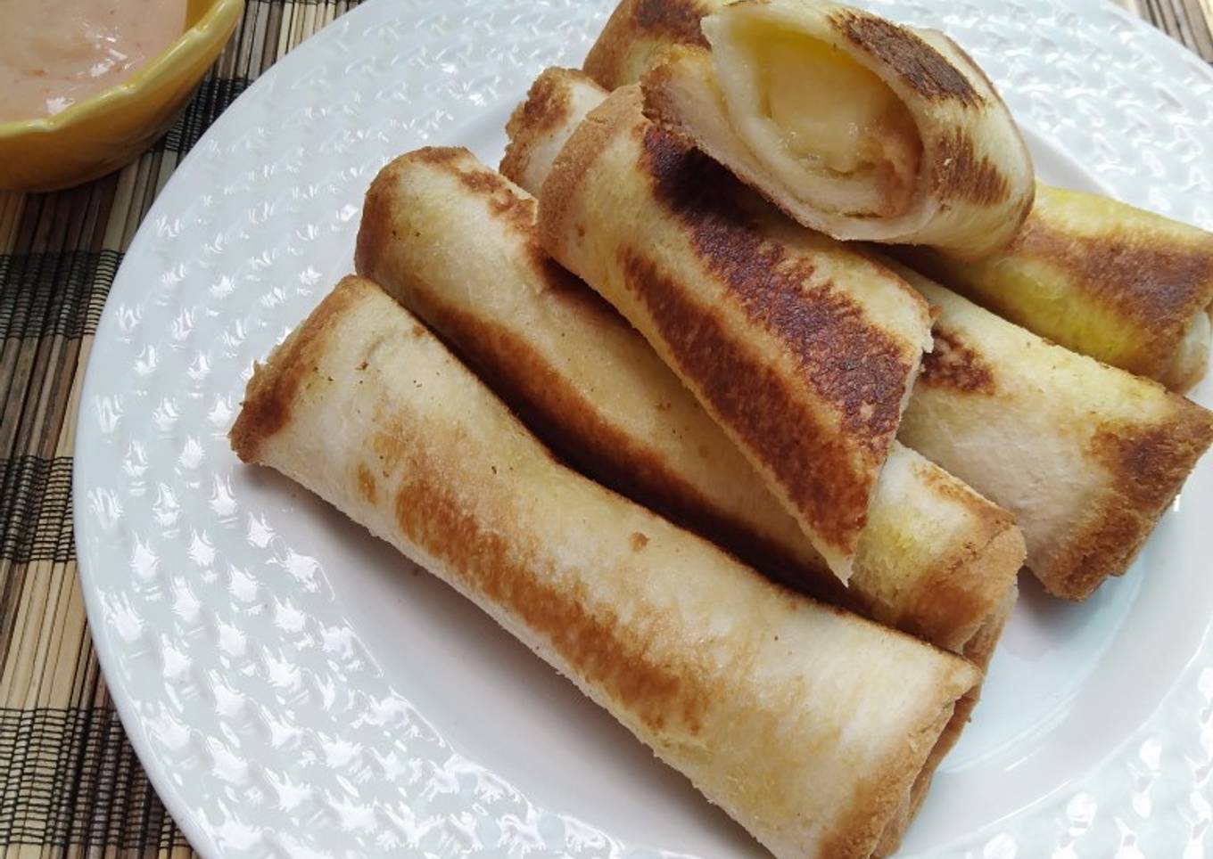 Roti Bakar Gulung Mozarella dan Selai Mangga