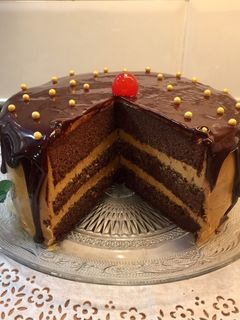 Una foto de Tarta de chocolate rellena de crema de queso con dulce de leche
