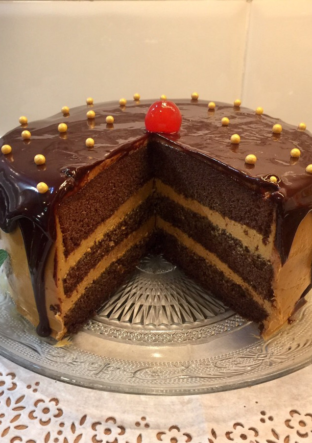 Una foto de Tarta de chocolate rellena de crema de queso con dulce de leche