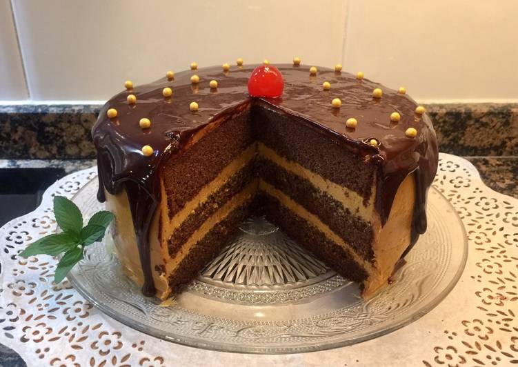 Tarta de chocolate rellena de crema de queso con dulce de leche