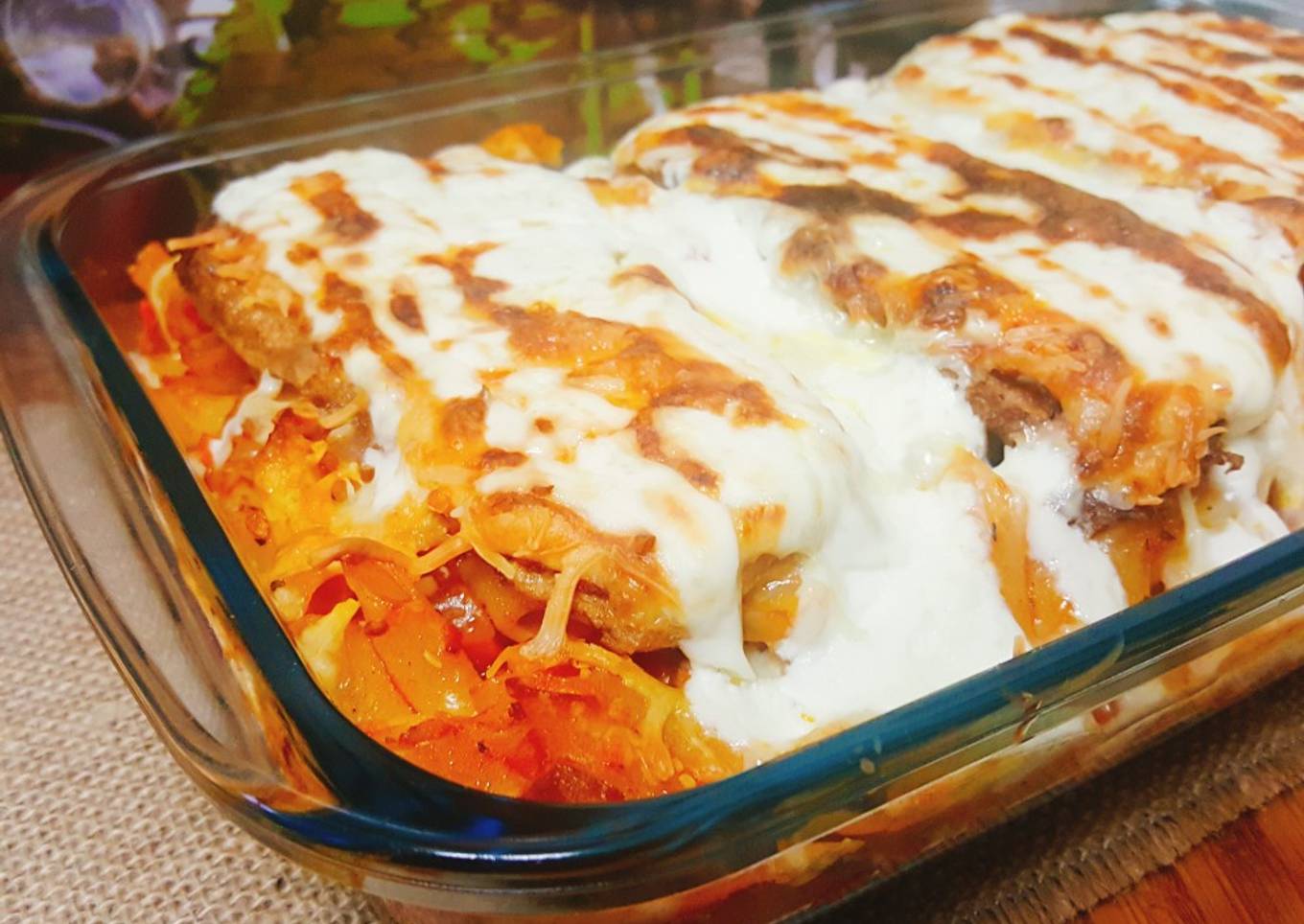 Macarrones al horno entre capas de berenjenas con abrigo y queso